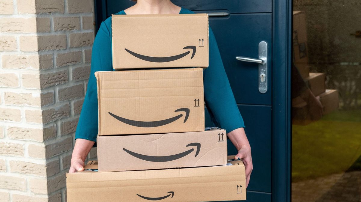 Bruselský obchod prodává na kila nerozbalené balíky od Amazonu